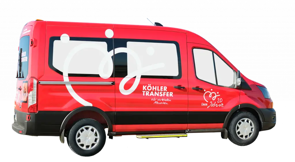Roter Ford Transit von Köhler Transfer mit neun Sitzplätzen und Sonderausstattung in Seitenansicht
